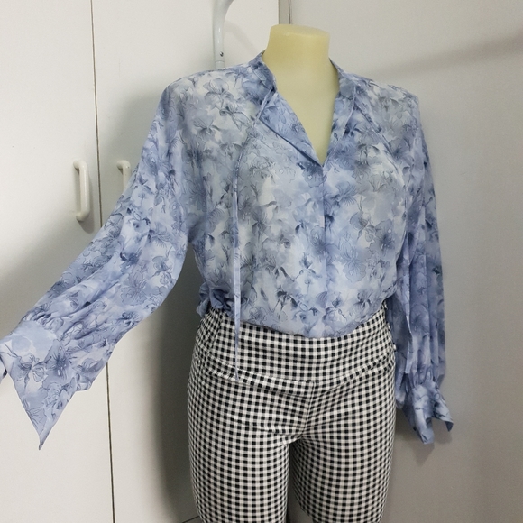 Basque Tops - Aus 16 Basque Curve Blue-Grey Abstract Floral Long Sleeve V Neck Blouse